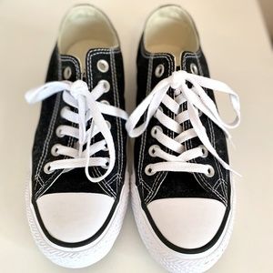 Women's Converse Chuck Taylor, size 6.5